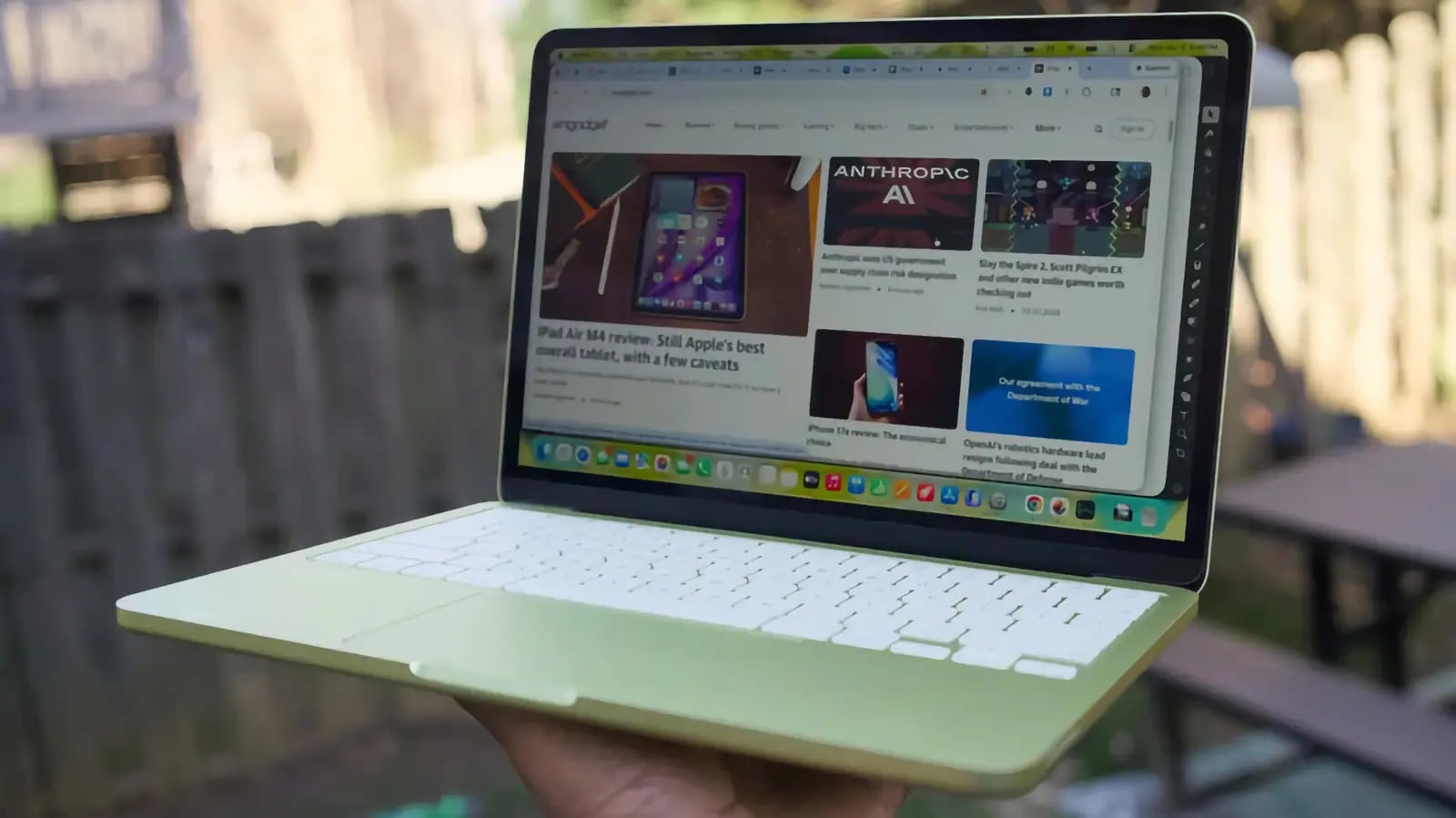 Apple'dan Mac Ekosisteminde Büyük Değişim: Çip Güçlendirmeleri ve OLED Devrimi Geliyor