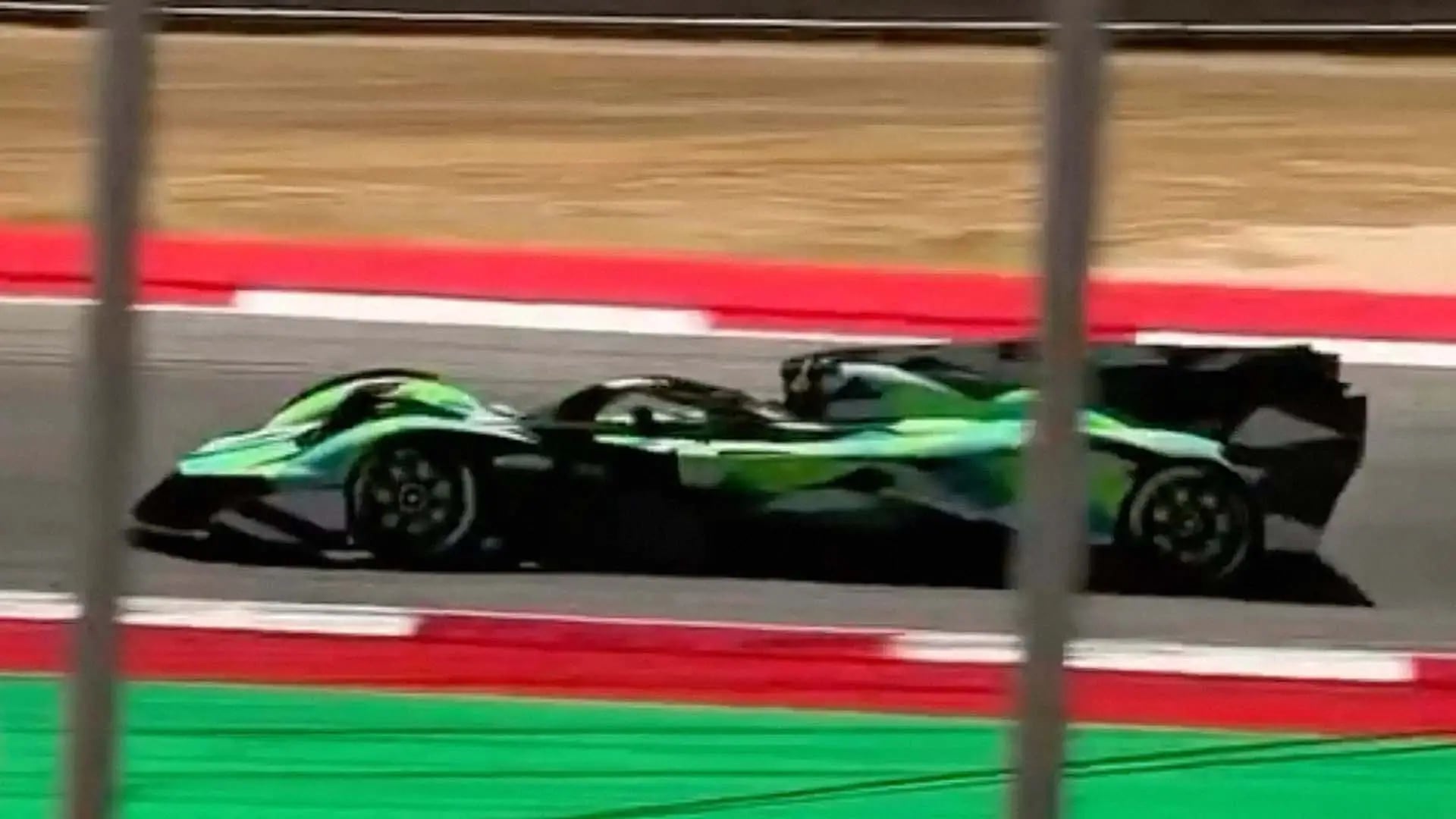 Aston Martin'in Gizemli V12 Projesi Korkutuyor