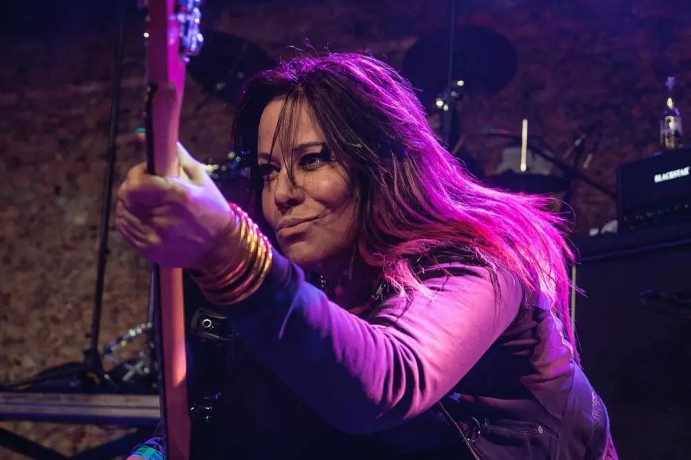 Efsane L7 GitaristiJennifer Finch'in Akran Kanseri Ölümü Kaleyi Sarsıyor