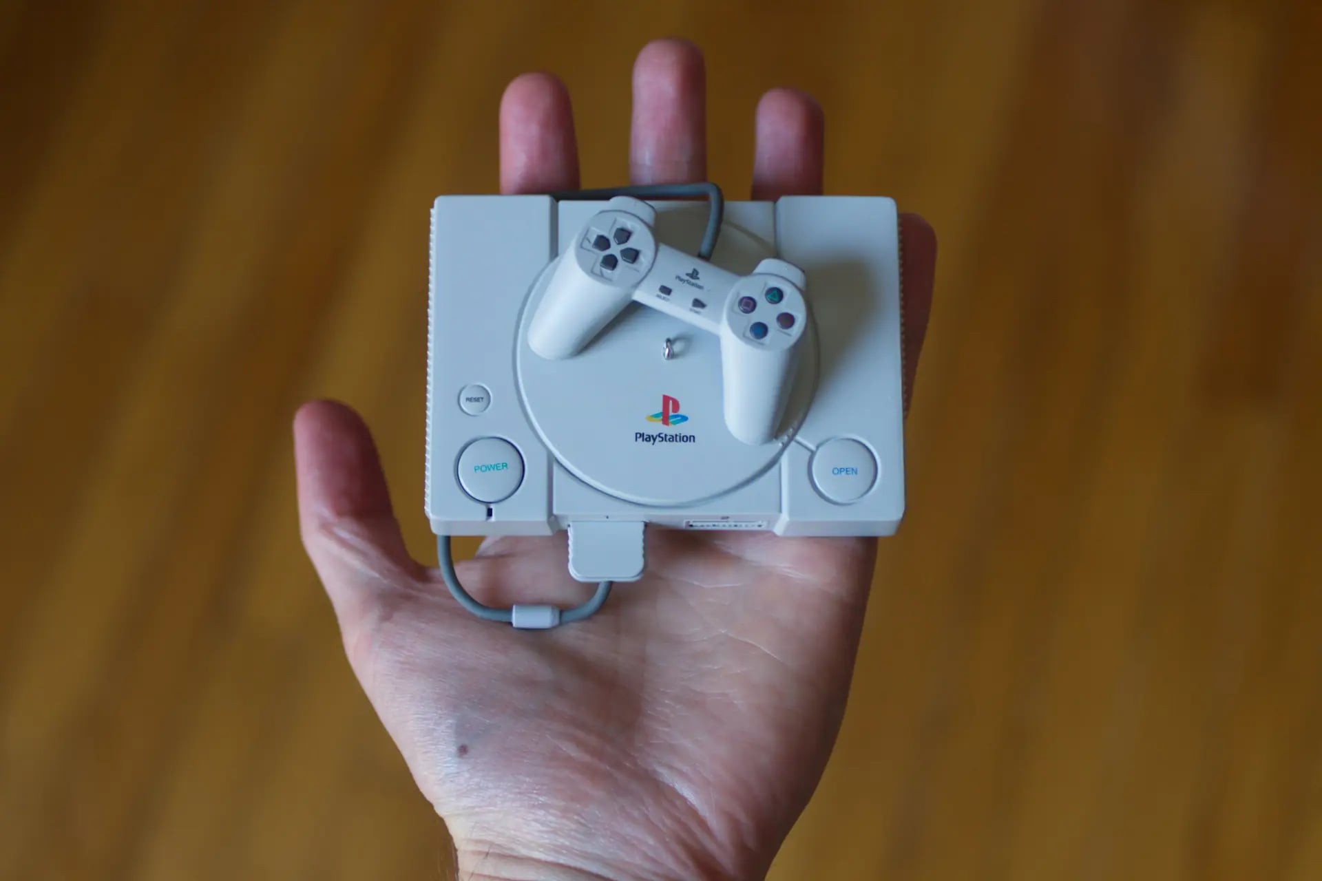 Geçmişin Sessiz Kahramanı: Nostaljiyle Harmanlanmış Bir PlayStation Anıtı