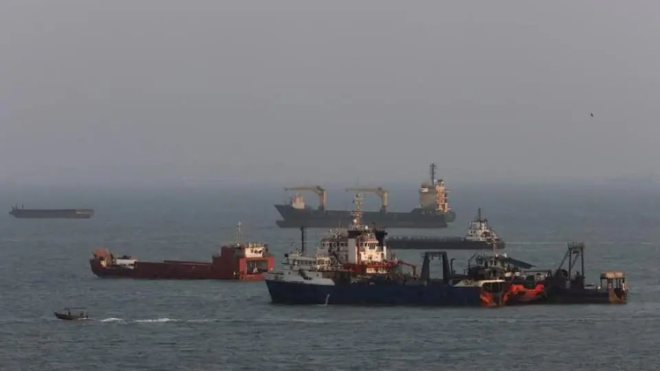 Hürmüz Boğazı'nda Mayın Krizi: 2 Milyon Varillik Süper Tanker Vuruldu, İran 'Boğaz Kapalı' Dedi