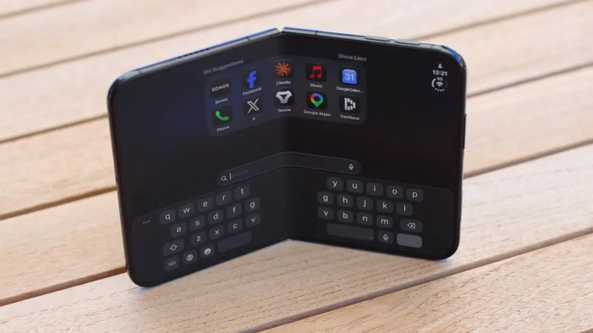iPhone Duo'da Şok Arıza: İlk Gün İç Ekran Menteşe Boyunca Çatlıyor