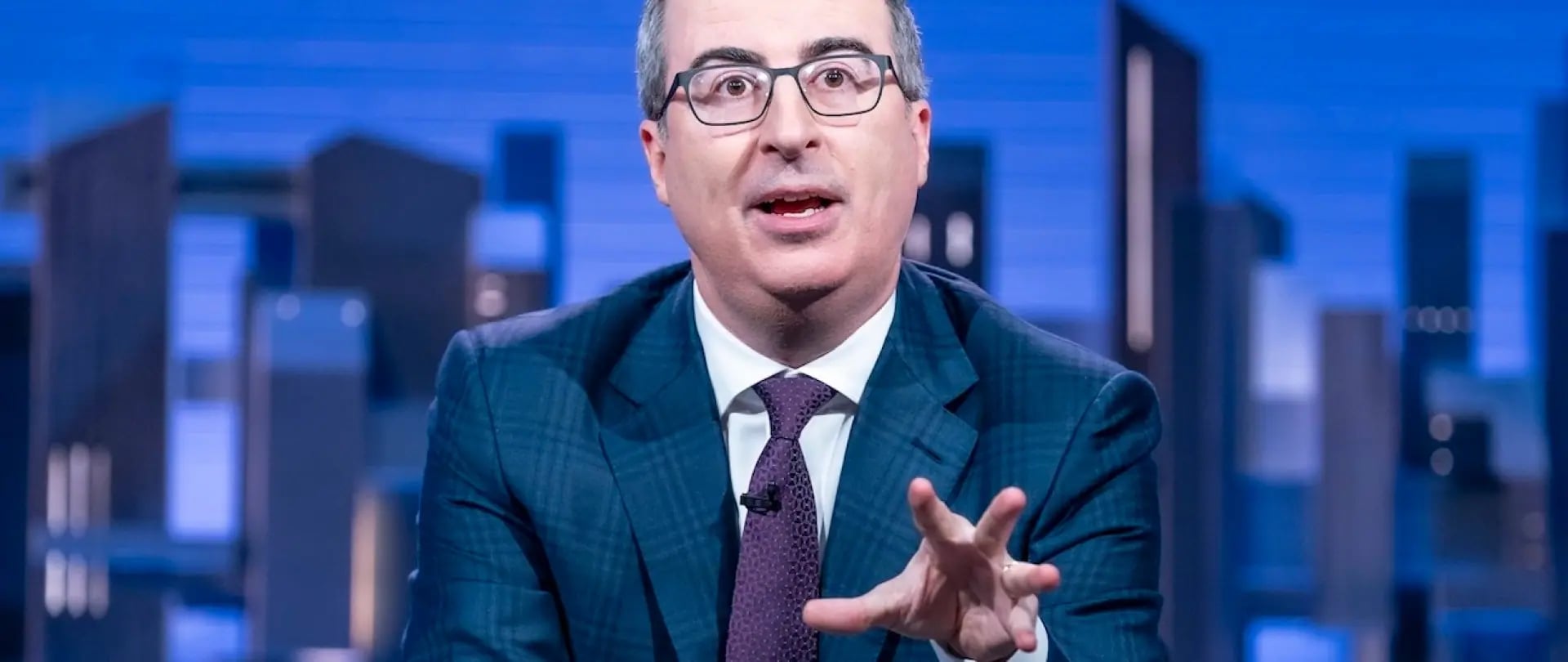 John Oliver, Gelecekteki Patronu David Ellison'a Gönderme Yaptı: 'İş Babamın da İş Babası Var'
