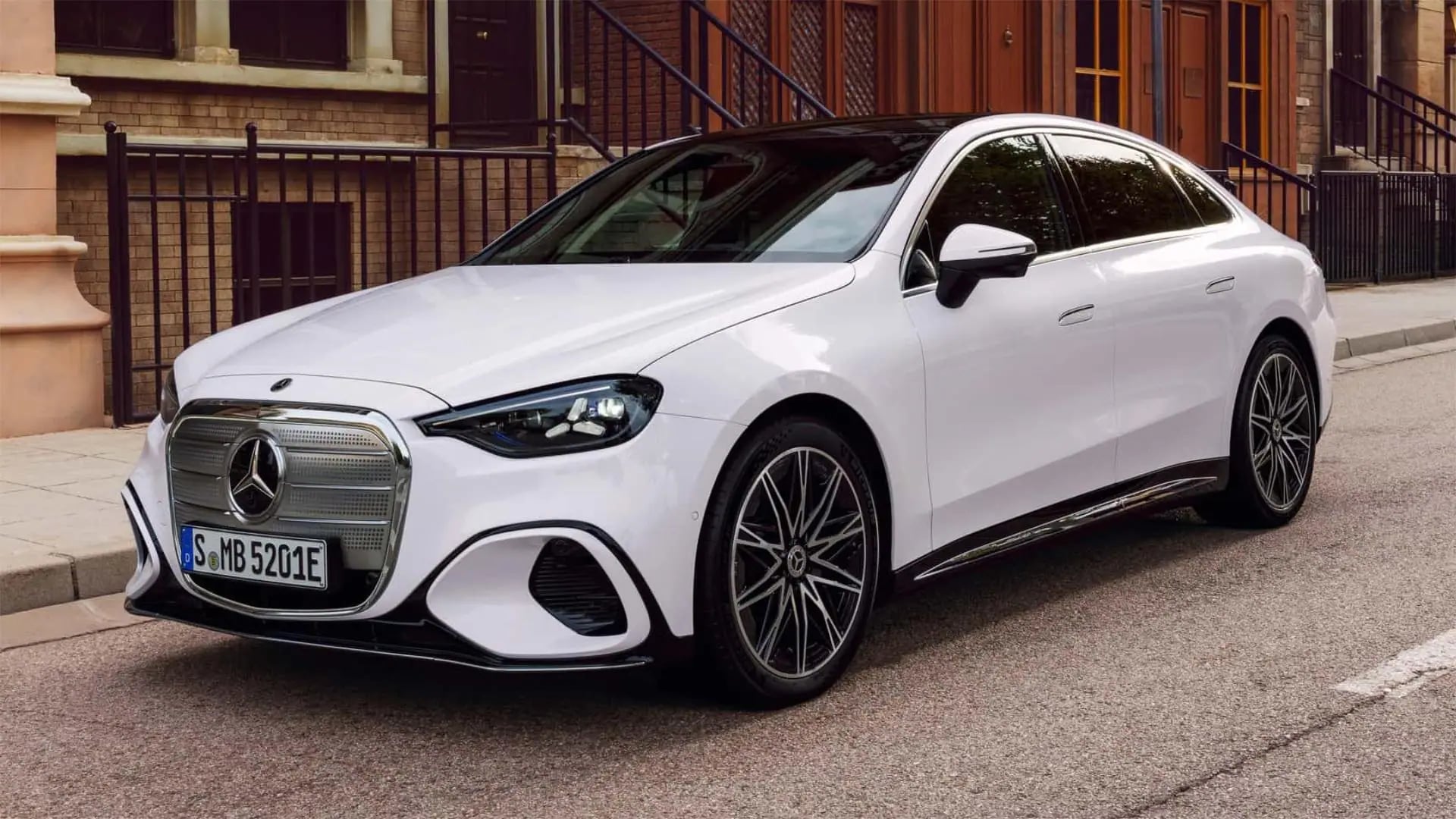 Mercedes'in Yeni Elektrik Hamleleri: C ve GLA Modelleri Türkiye'de