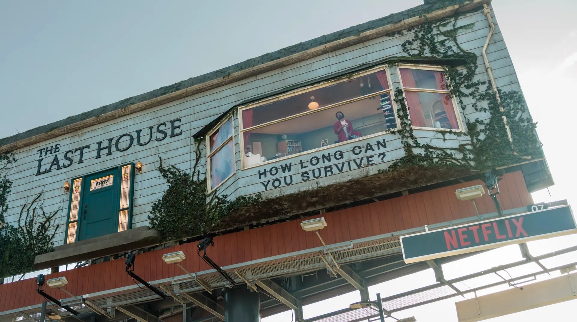 Netflix Reklamına Kilitlenen Adam: Gizemli Yeni Film Bir Deneyim Oluyor
