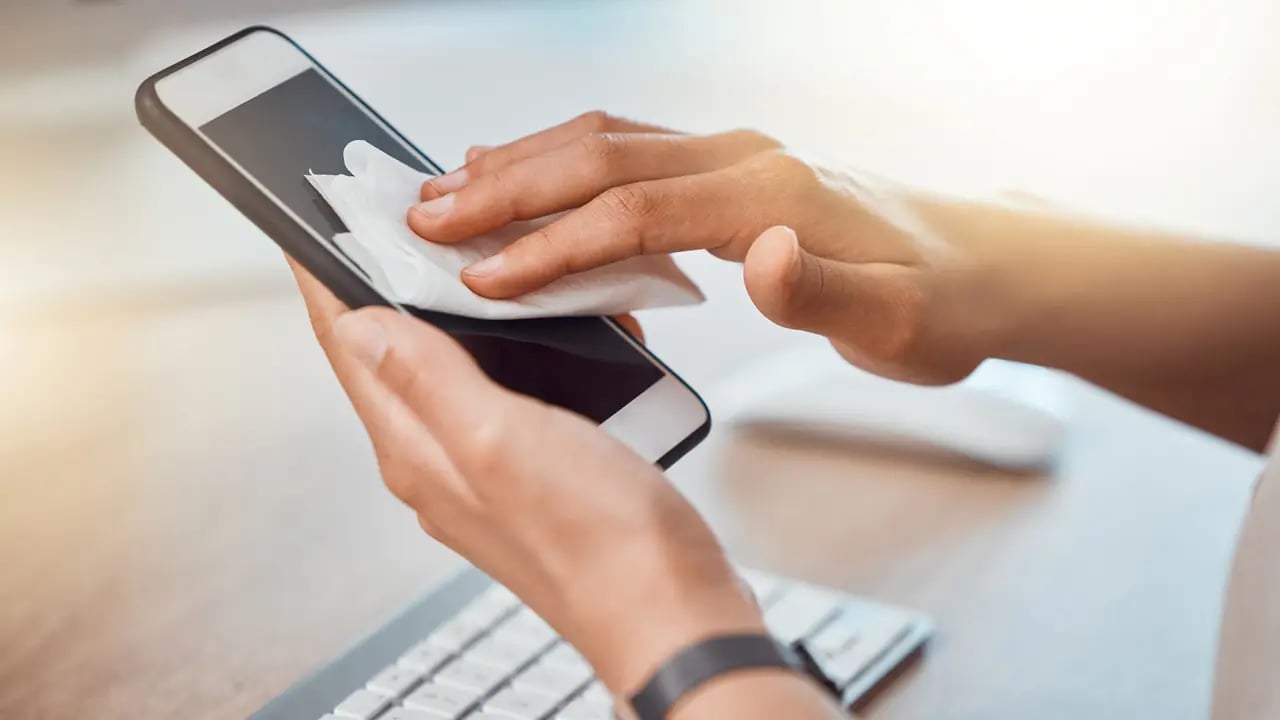 Parmak İzleri ve Kirlerden Kurtulun: Akıllı Telefon Ekranı Temizleme Rehberi