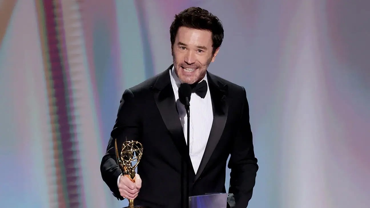 Tom Pelphrey İlk Emmy Ödülünü Hamile Nişanlısı Kaley Cuoco'ya Adadı