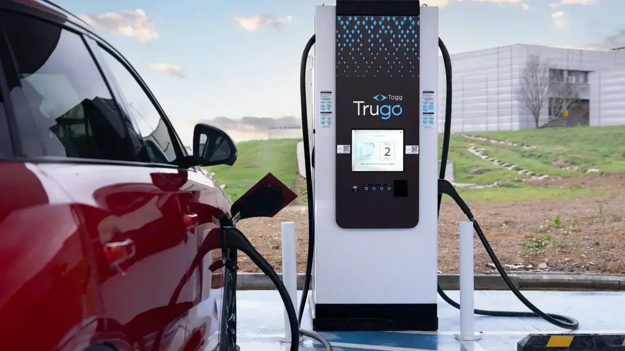 Türkiye'de Elektrikli Araç Sayısı 491 Bini Aştı: Şarj Altyapısı ve Tüketim Verileri