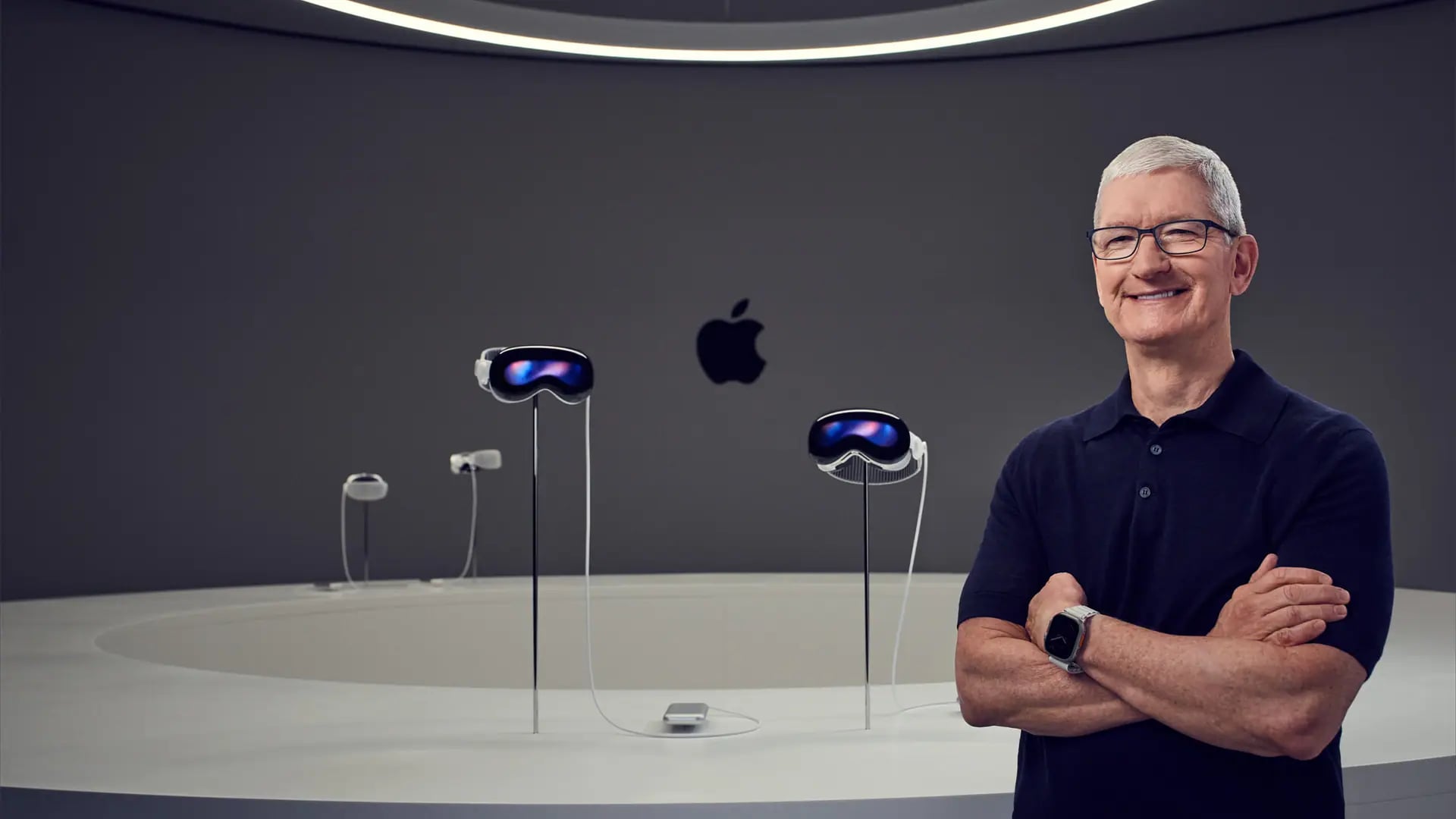 Apple'da bayrak değişimi: Tim Cook, 15 yılın ardından CEO görevini John Ternus'a devretti