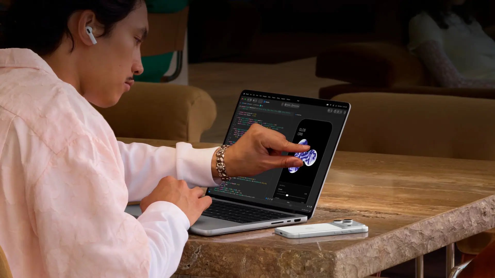 Apple'ın Dokunmatik MacBook Pro'su Geliyor: macOS, Parmak Girdisine Nasıl Uyum Sağlıyor?