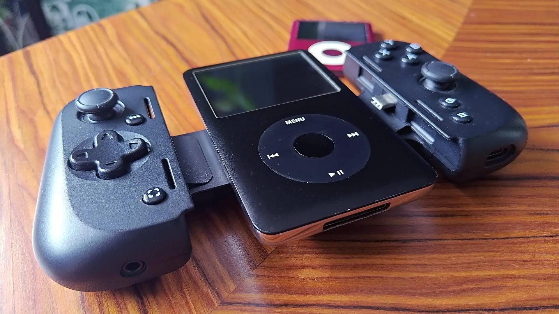 Apple'dan İki Yeni iPhone Oyun Kolu Geliyor: Peki Efsanevi Click Wheel Geri Döner mi?