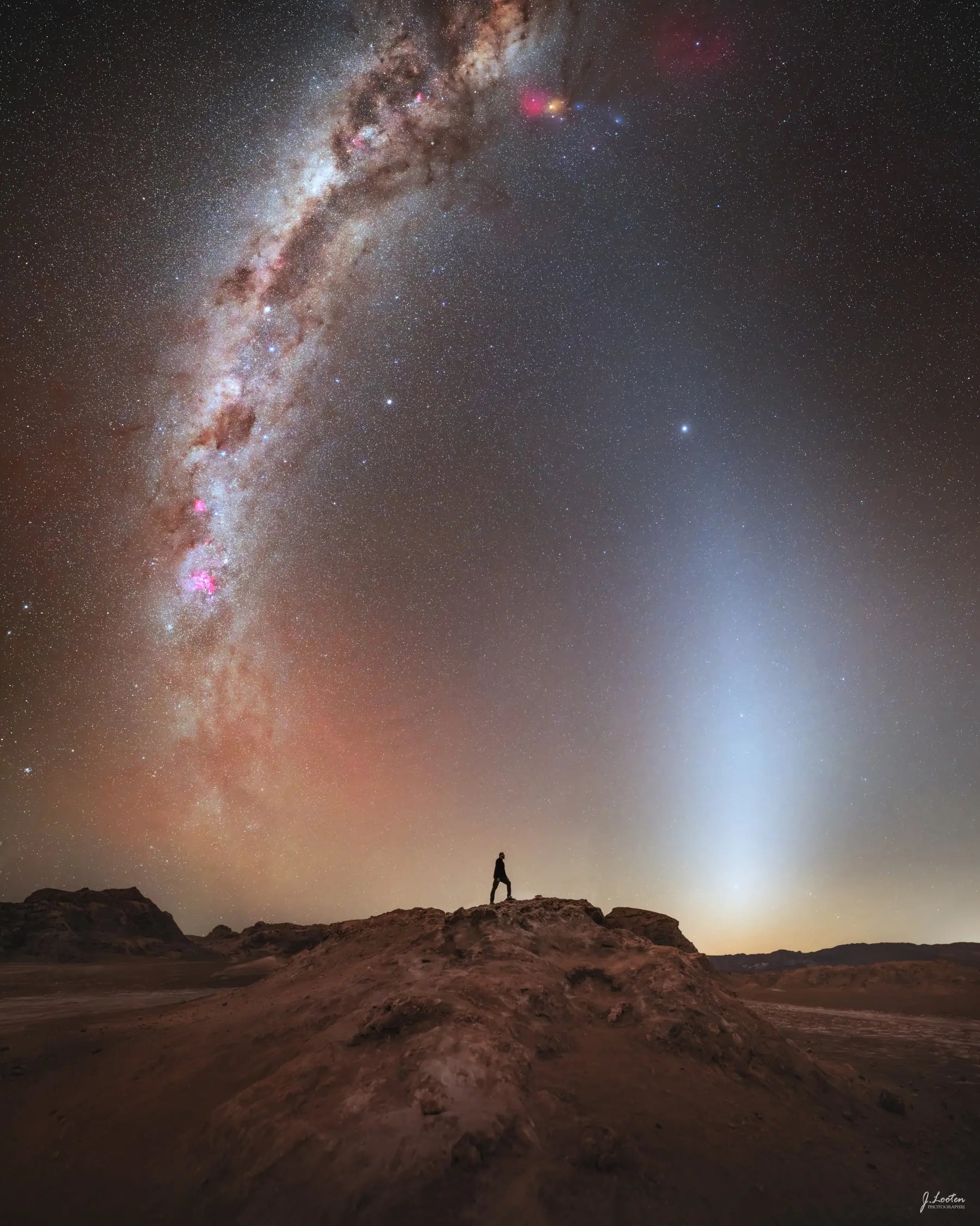 Atacama Çölü'nde Gece Gökyüzü Şöleni: Samanyolu ve Zodyak Işığı