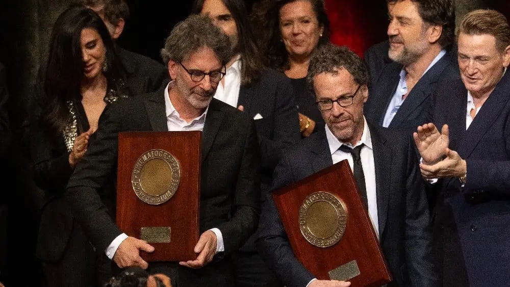Coen Kardeşler Lyon'da Lumière Ödülü'nü Aldı: Sahnede Küfürlü Teşekkür ve Bardem Anıları