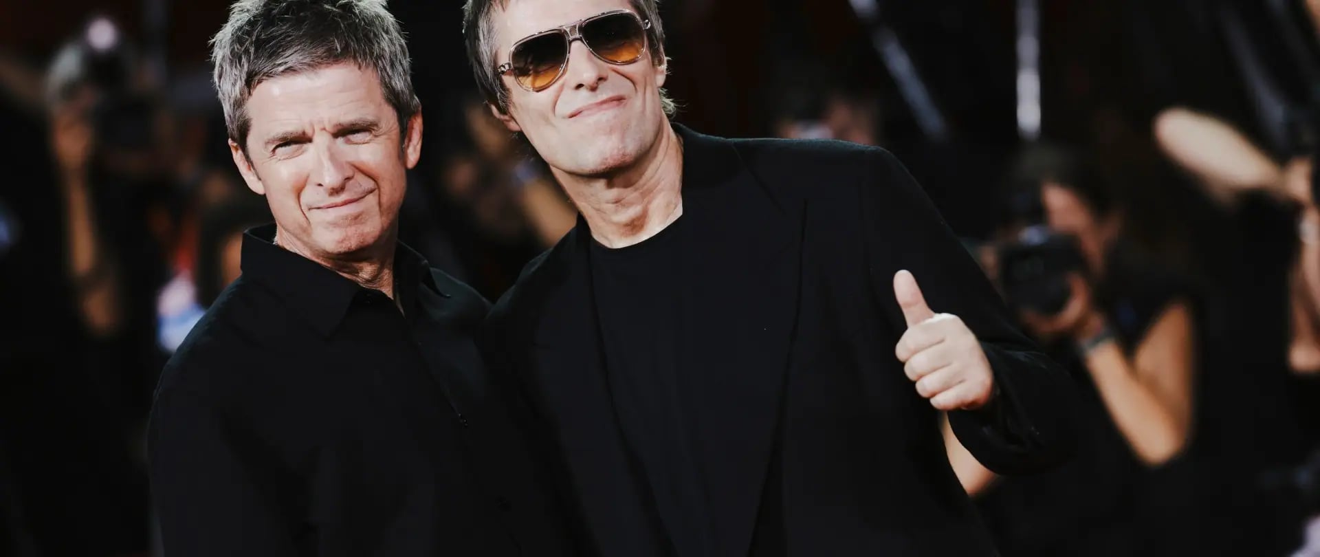 Gallagher Kardeşler Venedik'te Kol Kola: Oasis Belgeseli Ayakta Alkışlandı