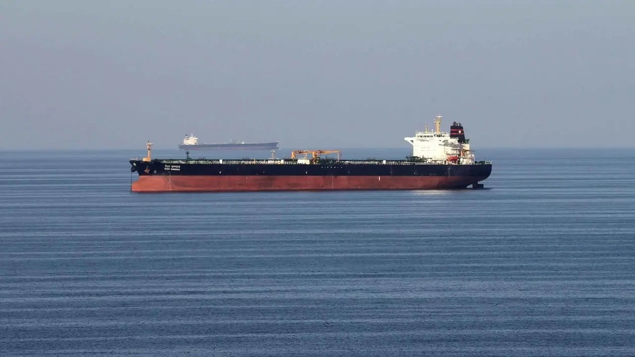 Hürmüz Boğazı'nda petrol tankeri vuruldu: 2 yaralı, seyir devam ediyor