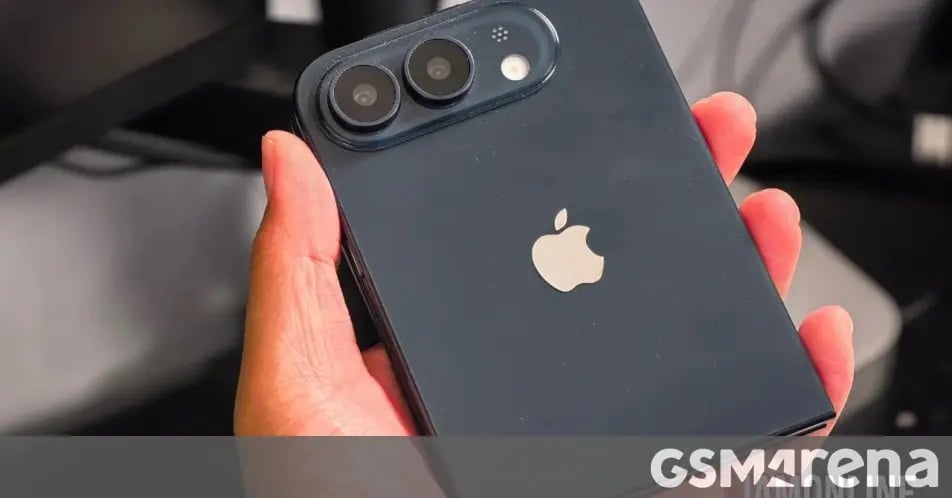 iPhone Ultra Katlanabilir Modeli Sızdı: Kararmış Cihazın Detayları Ortaya Çıktı