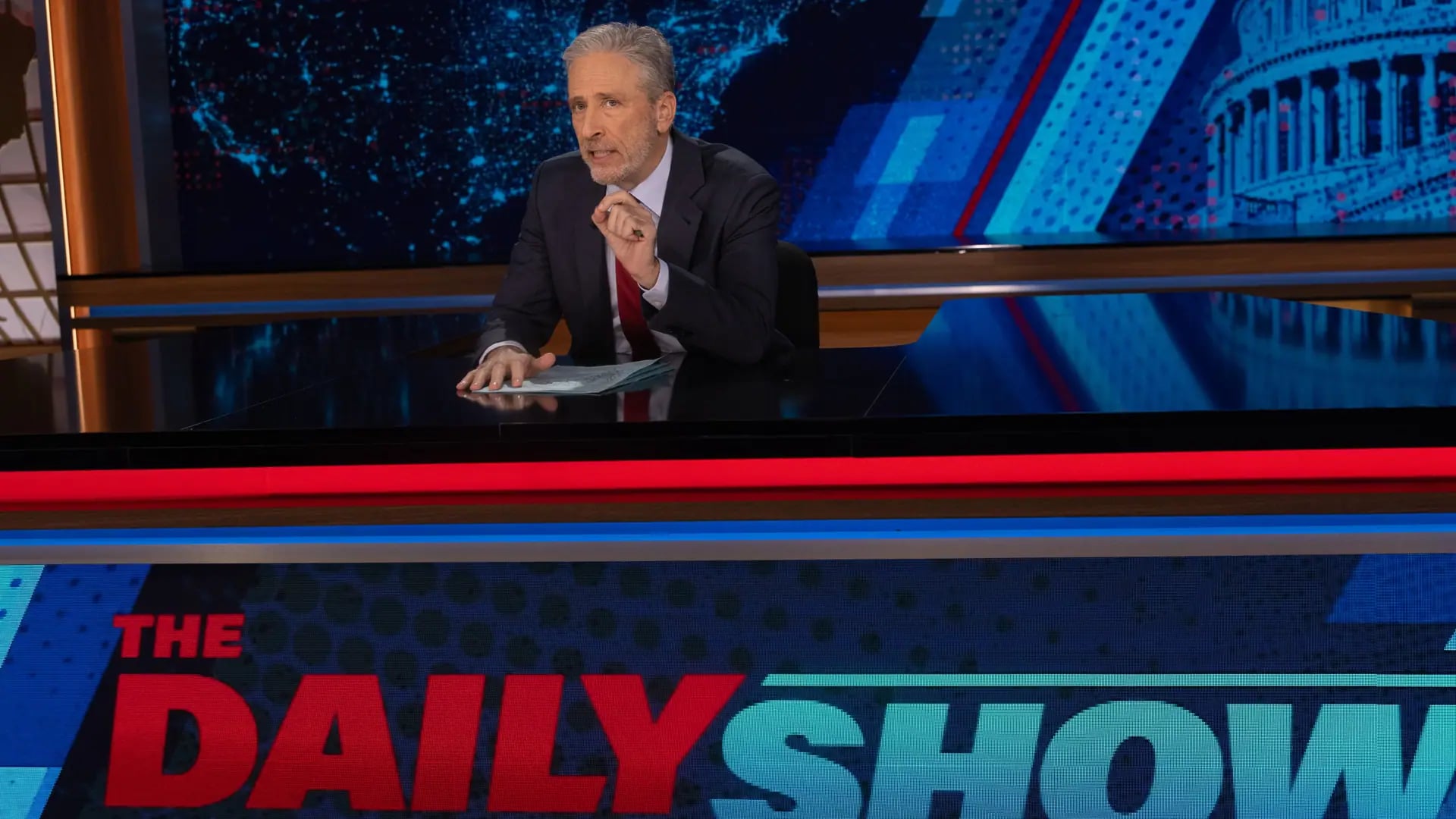 Jon Stewart, The Daily Show ile 2028'e Kadar Devam Ediyor