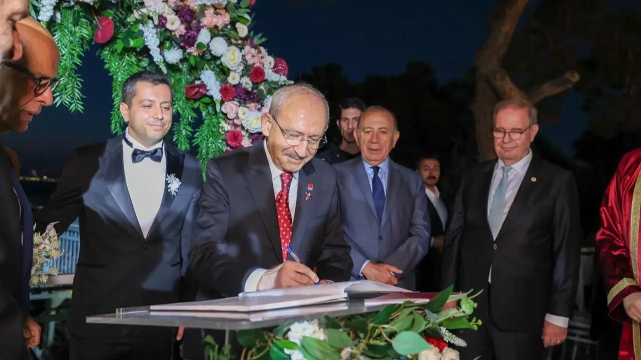 Kılıçdaroğlu Nikah Şahidi Oldu: Siyasetin Gündemine Damga Vuran An