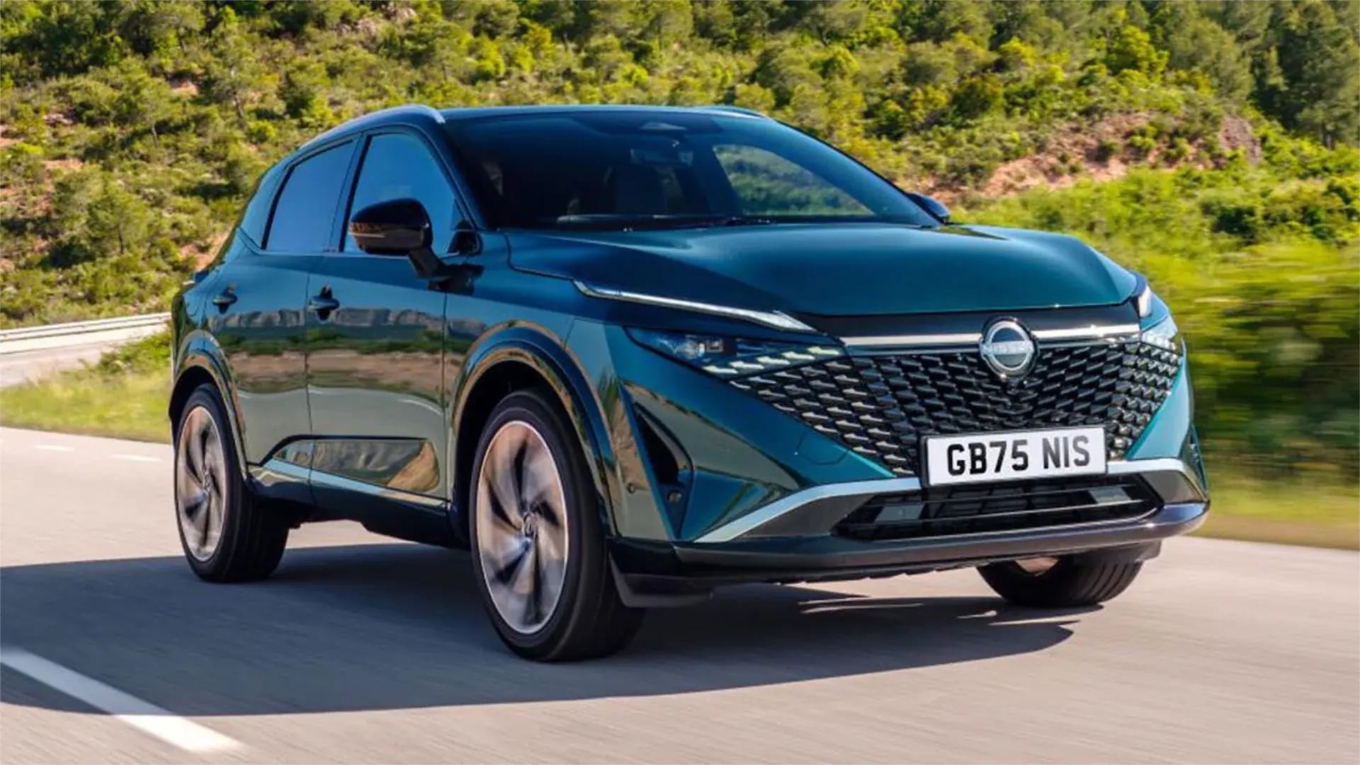 Nissan Qashqai'de Benzinli ve Hibrit Dönemi Sürüyor: Elektrikli Geçişte Esnek Strateji
