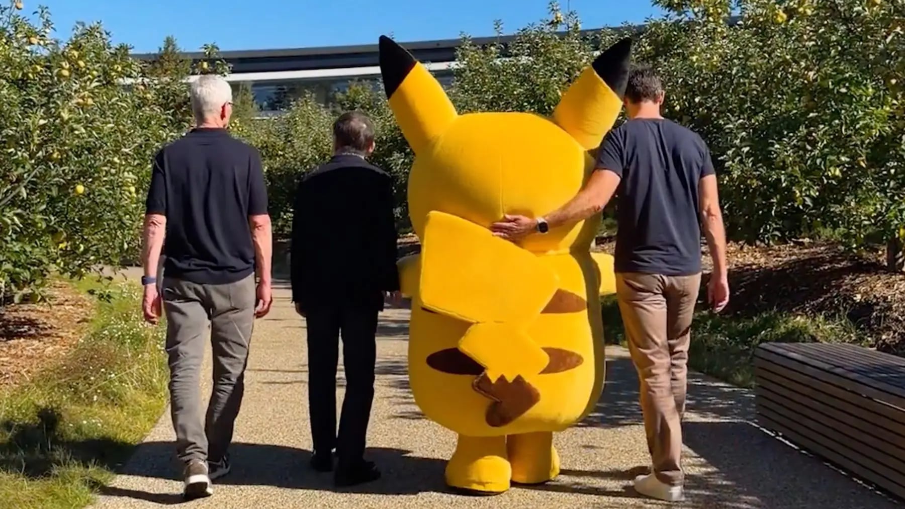 Pikachu Apple Park'ı Ziyaret Etti: Tim Cook ve John Ternus ile Buluştu