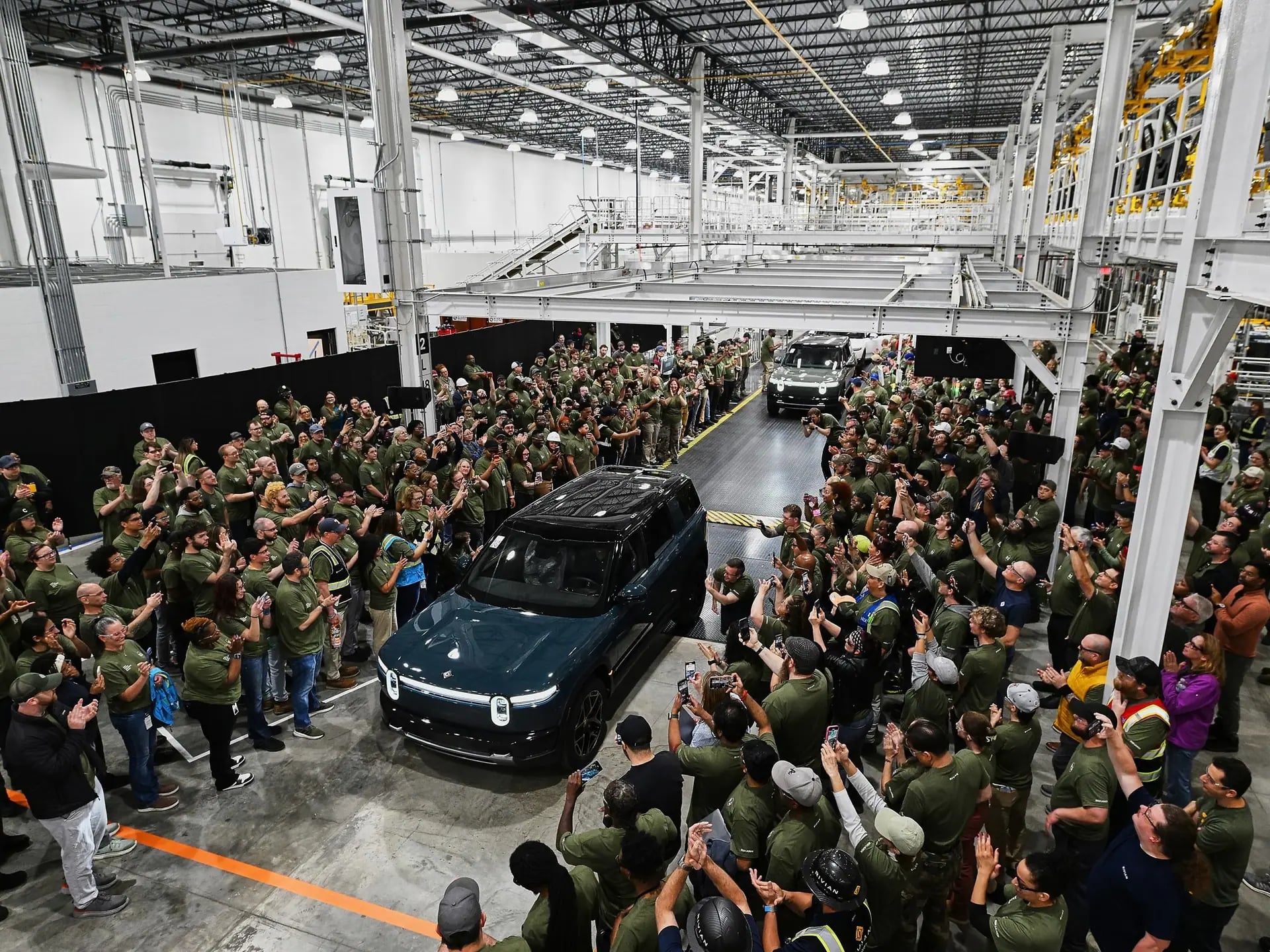 Rivian Üzerindeki Fırtına: Fabrikaya İndi, Gelecek Risk Altında