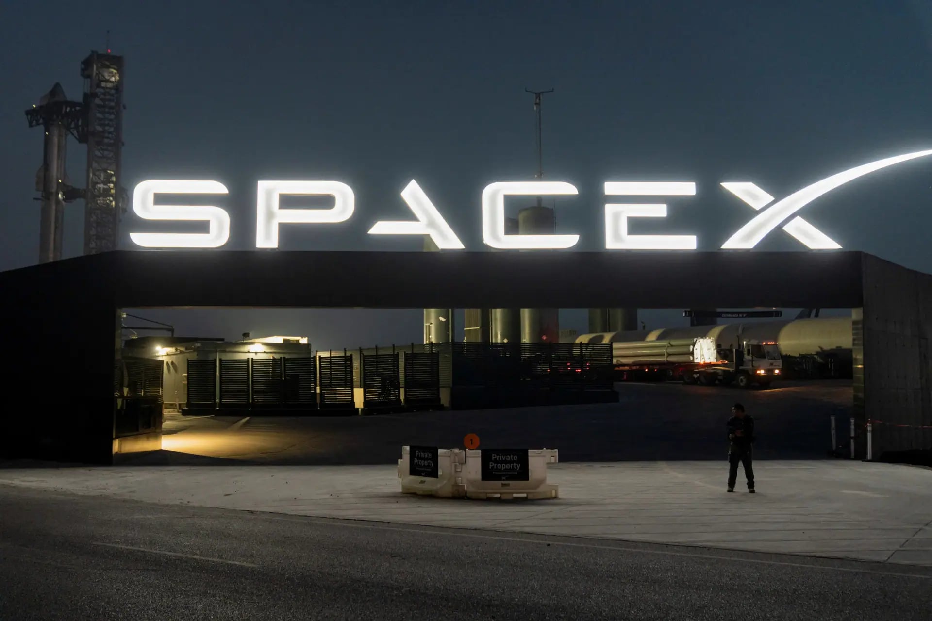 SpaceX Ortamında Beklenmedik Sorular: Roketleri Boyamak ve Ay'a Göndermek
