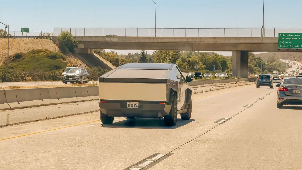 Tesla Cybertruck'a bir zam daha: Satışlar düşerken fiyatlar neden artıyor?