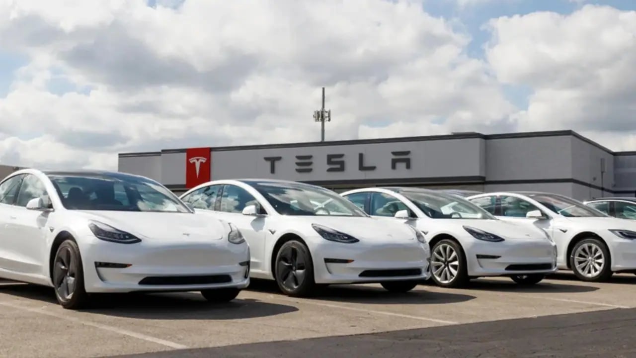 Tesla'nın İkinci Çeyrek Rakamları Sürprizlere Açık: Akaryakıt Fiyatları Kapısını Açtı
