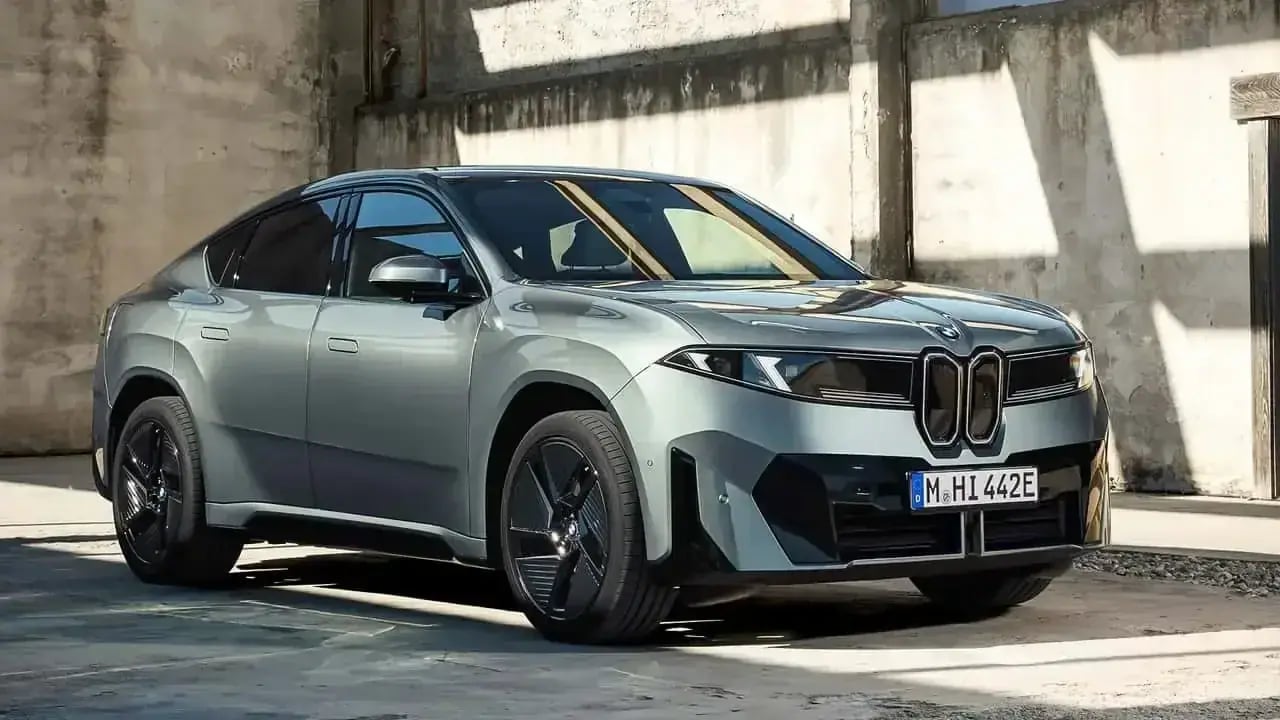 Yeni BMW iX4 Tanıtıldı: 828 km Menzil ve 400 kW Şarj ile Elektrikli SUV Coupe Dönemi