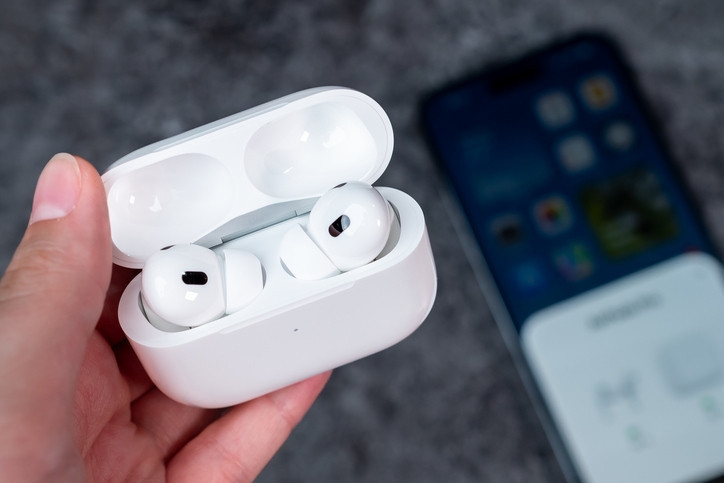 Apple'ın Kameralı Kulaklık Planı: AirPods Devrim mi Başlatıyor?