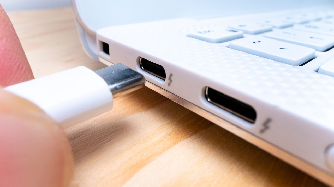 Bilgisayar USB Girişleri Arasındaki Gizemli Simge Dili
