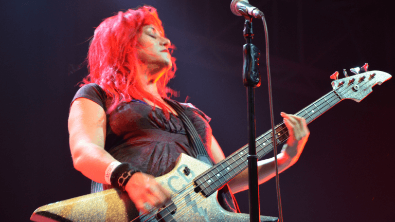 Efsane L7 GitaristiJennifer Finch'in Akran Kanseri Ölümü Kaleyi Sarsıyor