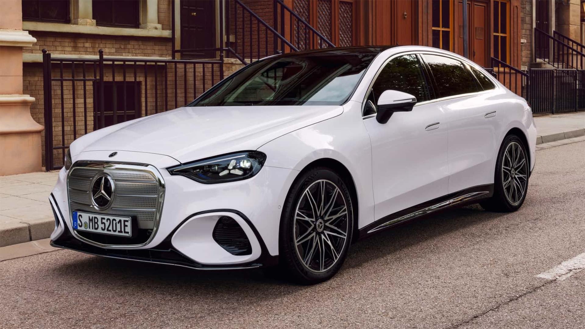 Mercedes'in Yeni Elektrik Hamleleri: C ve GLA Modelleri Türkiye'de