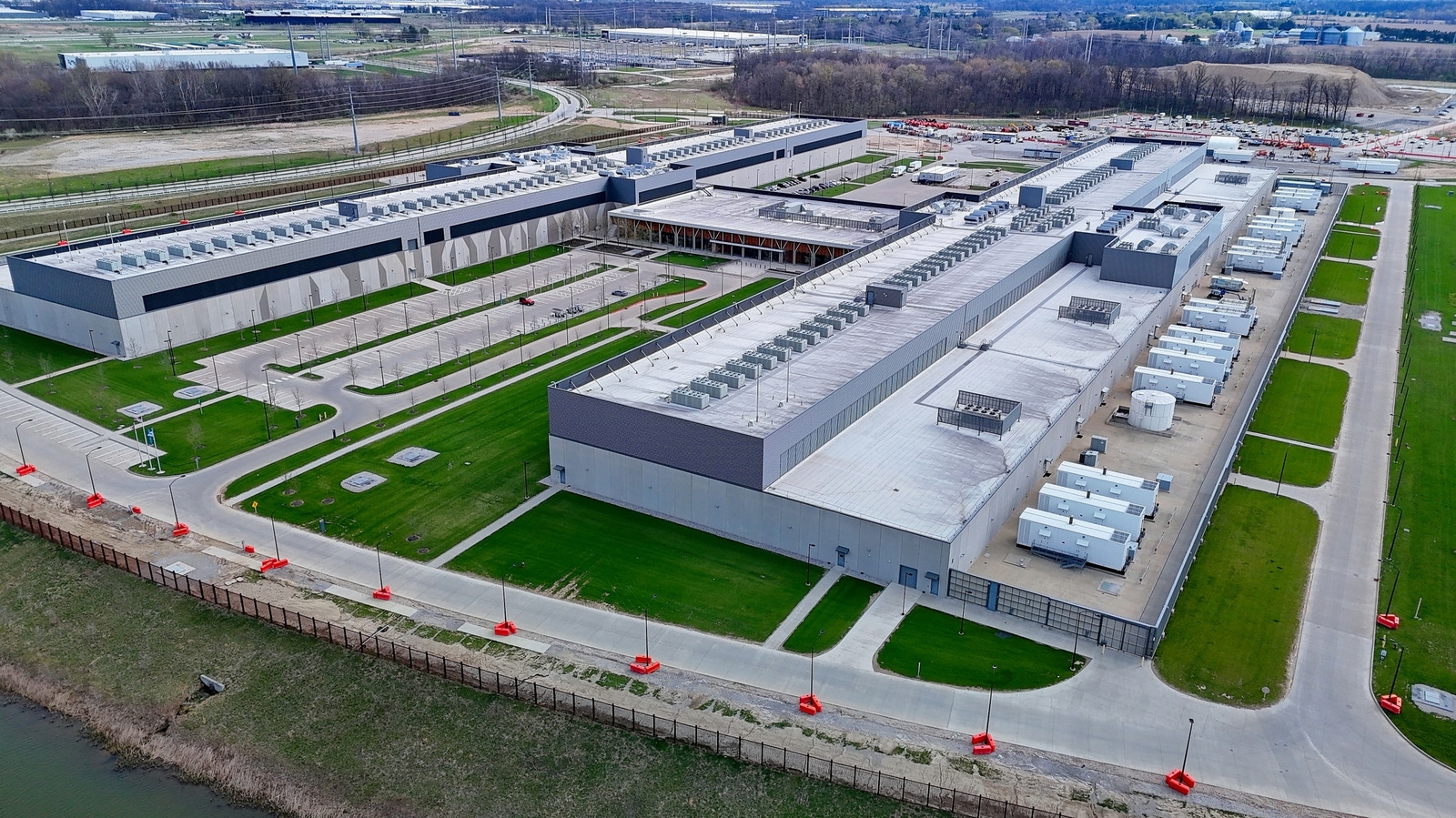 Meta'nın Büyük Hamlesi: Dev Bir Bulut İşletmesi Kuruyor