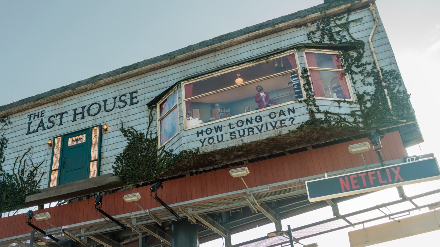 Netflix Reklamına Kilitlenen Adam: Gizemli Yeni Film Bir Deneyim Oluyor