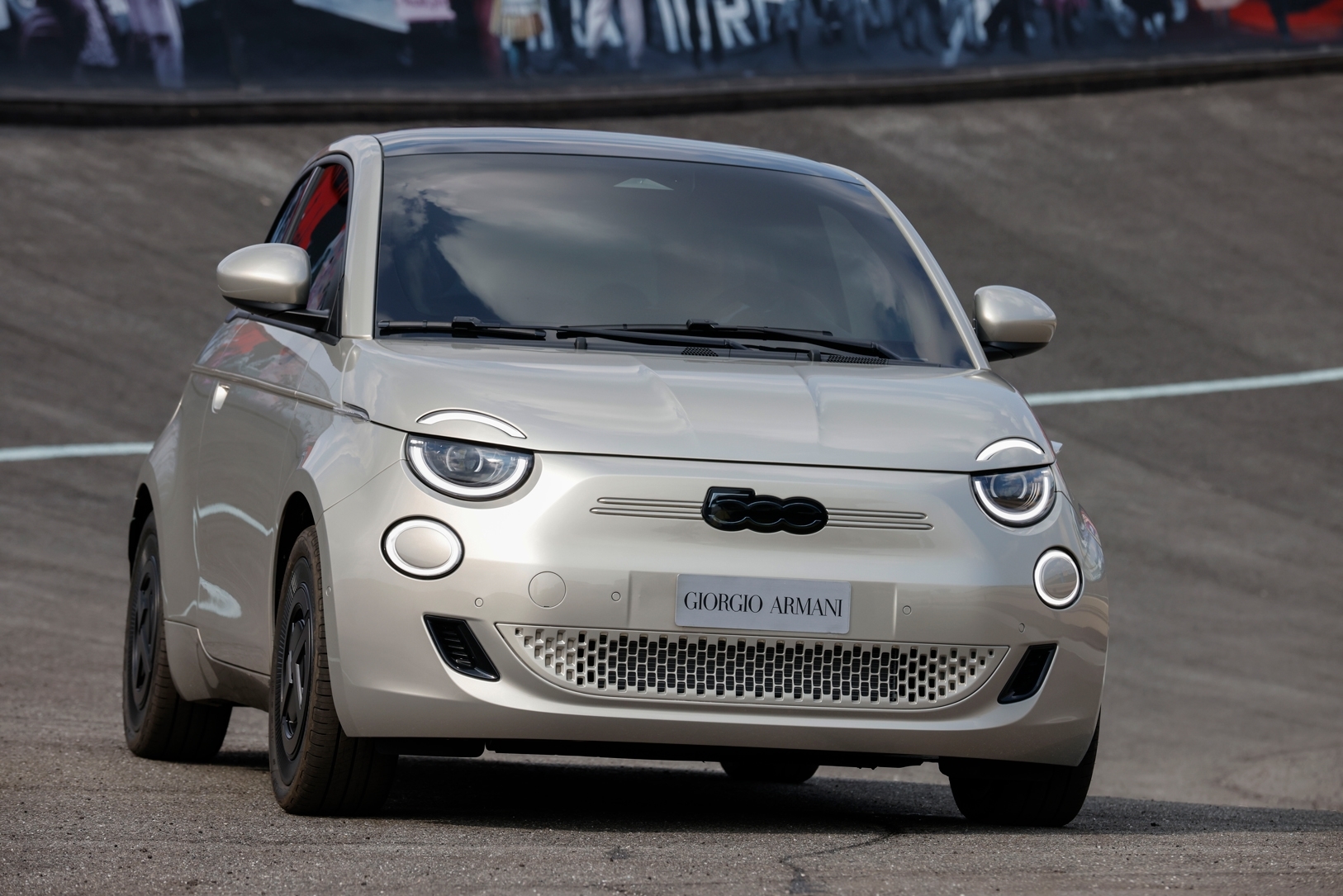 Tasarım ve Mühendislik Buluştu: Fiat 500e Giorgio Armani Efsanesi!