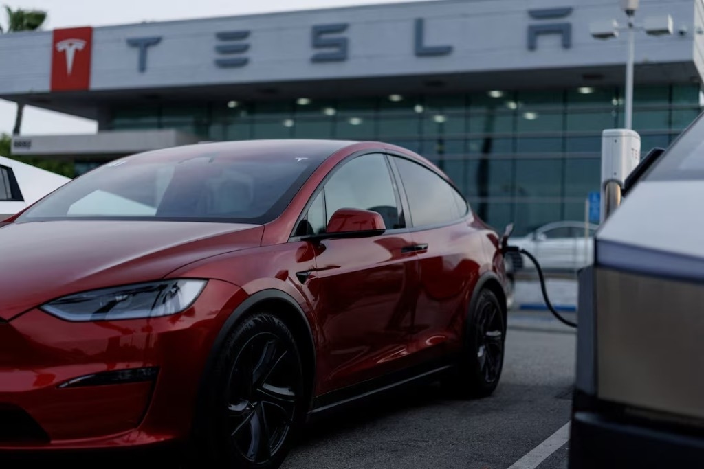 Tesla Robotaksi Hedeflerini Yumuşatıyor
