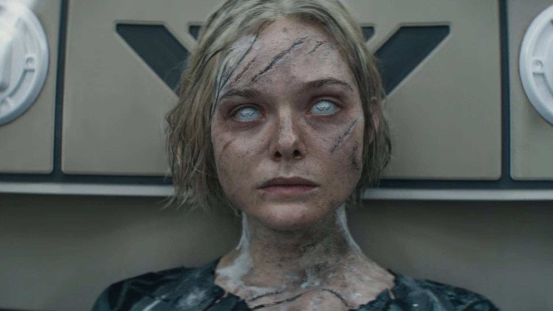Thia android Elle Fanning
